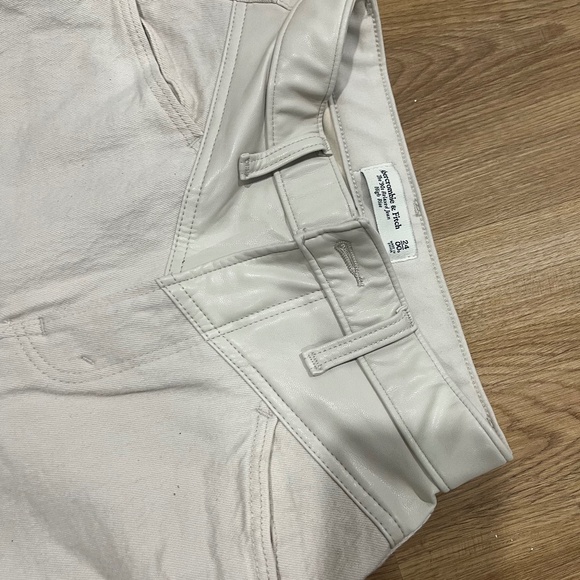 Abercrombie & Fitch Denim - Abercrombie 90s Relaxed Jean White jeans